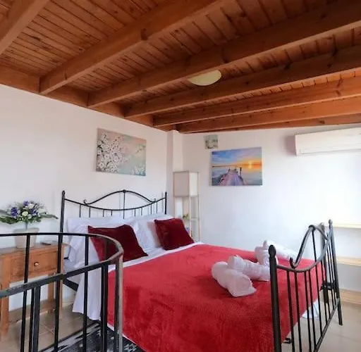 Tiny Clock House * עיר רודוס